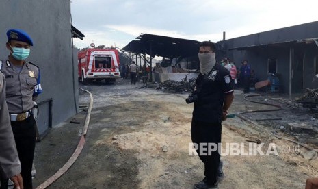 Kondisi salah satu gudang di Komplek Pergudangan 99 Kosambi, Kabupaten Tangerang yang terbakar, Kamis (25/10) pagi tadi. 