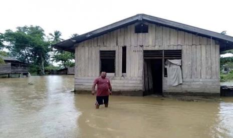 Kondisi salah satu rumah warga yang terendam saat banjir melanda Jalan Trans-Nabire, Papua (ilustrasi).