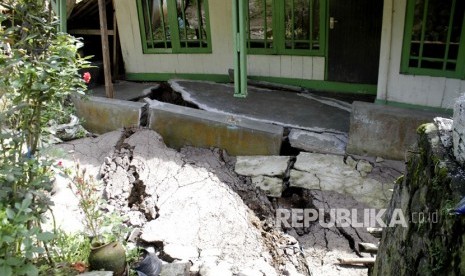 Kondisi salah satu rumah yang rusak terdampak bencana tanah bergerak di Nyalindung, Sukabumi, Jawa Barat, Ahad (28/4/2019). 