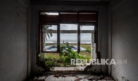 Kondisi salah satu villa yang ditinggal pemilik akibat diterjang tsunami di Anyer, Kabupaten Serang, Banten, Senin (7/2/2022). Pascabencana tsunami Banten tiga tahun lalu, kondisi villa di daerah itu masih rusak dan tidak laku dijual.