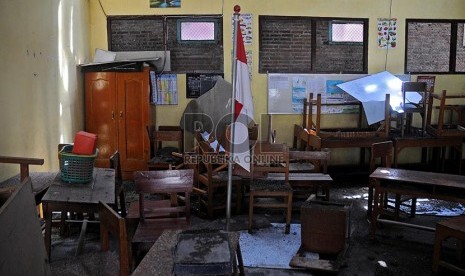 Kondisi SDN Puncu II yang rusak akibat terdampak erupsi Gunung Kelud, Kecamatan Puncu Kediri, Jawa Timur, Selasa (18/2).