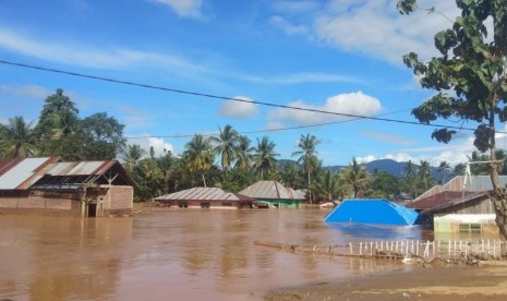 Kondisi  sebagian rumah warga di Desa Puuwanggudu, Konawe Utara,  yang hingga akhir pekan ini masih terendam banjir.