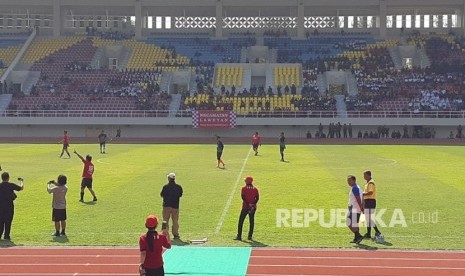 Kondisi Stadion Manahan Solo saat digelar uji coba pertandingan dalam memperingati Hari Olahraga Nasional (Haornas), Senin (9/9). Progres pembangunan Stadion Manahan sudah mencapai 98-99 persen. 