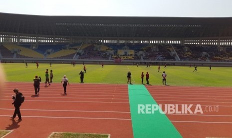 Kondisi Stadion Manahan Solo saat digelar uji coba pertandingan dalam memperingati Hari Olahraga Nasional (Haornas), Senin (9/9). Progres pembangunan Stadion Manahan sudah mencapai 98-99 persen. 