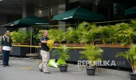  Kondisi starbucks sarinah yang jadi lokasi ledakan bom bunuh diri dalam aksi teror di Kawasan Thamrin, Jakarta Pusat, Kamis (14/1). 