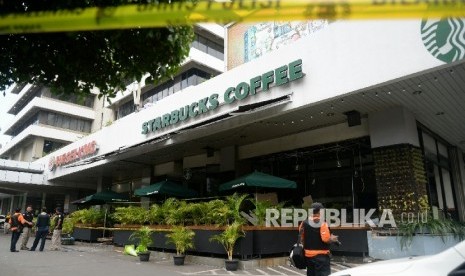 Kondisi starbucks sarinah yang jadi lokasi ledakan bom bunuh diri dalam aksi teror di Kawasan Thamrin, Jakarta Pusat, Kamis (14/1).