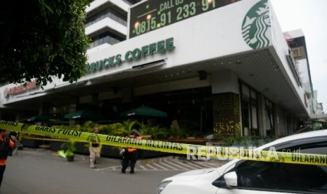 Kondisi starbucks sarinah yang jadi lokasi ledakan bom bunuh diri dalam aksi teror di Kawasan Thamrin, Jakarta Pusat, Kamis (14/1).