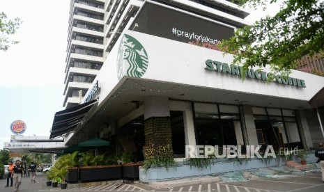 Kondisi starbucks sarinah yang jadi lokasi ledakan bom bunuh diri dalam aksi teror di Kawasan Thamrin, Jakarta Pusat, Kamis (14/1).