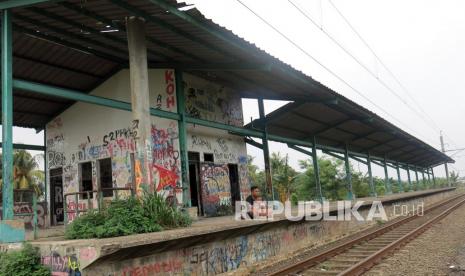 Kondisi Stasiun Pondok Rajeg yang terbengkalai di Cibinong, Kabupaten Bogor, Jawa Barat, Senin (1/2/2021). Badan Perencanaan Pembangunan, Penelitian, dan Pengembangan Daerah (Bappedalitbang) Kabupaten Bogor menjelaskan, pembangunan Stasiun Pondok Rajeg telah diajukan ke Kementerian Perhubungan (Kemenhub) namun hingga kini belum ada perbaikan dari pihak terkait. 