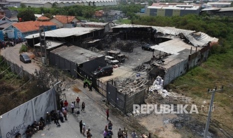 Kondisi suasana pasca ledakan di pabrik produksi kembang api, Jalan Salembaran, Desa Belimbing, Kecamatan Kosambi Kabupaten Tangerang, Banten, Jumat (27/10).