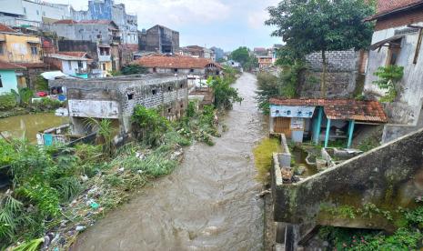 Kondisi Sungai Cidukuh di Kota Tasikmalaya yang meluap pada Ahad (11/9/2022) malam. 