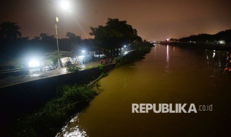 Kondisi sungai yang meluap usai banjir melanda kawasan Cikarang, Jabar, Ahad (14/2) malam.Republika/Yasin Habibi