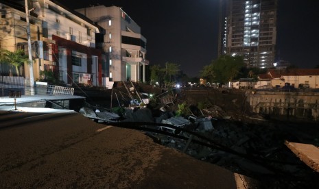 Kondisi tanah amblas di Kawasan Gubeng Surabaya, Jawa Timur, Selasa (18/12/2018). Petugas masih mencari kemungkinan adanya korban di lokasi jalan amblas yang diduga karena pembangunan gedung dikawasan tersebut.