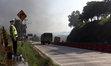 Kondisi Tanjakan Tarahan di KM 21 - 22 Jalan Lintas Sumatra (Jalinsum) Lampung, Selasa (28/5).  