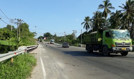 Kondisi Tanjakan Tarahan di KM 21 - 22 Jalan Lintas Sumatra (Jalinsum) Lampung (ilusttasi). Kementerian Pekerjaan Umum dan Perumahan Rakyat (PUPR) menyebutkan bahwa telah mengerahkan tiga tim guna melakukan penutupan lubang di Jalan Lintas Sumatera (Jalinsum).