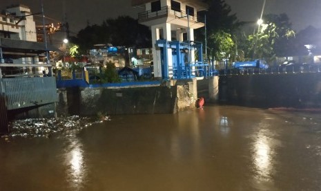 Pintu air manggarai. Badan Penanggulangan Bencana Daerah (BPBD) Provinsi DKI Jakarta menurunkan status Pintu Air Manggarai yang semula berada pada Siaga 3 (waspada) menjadi Siaga 4 (normal).