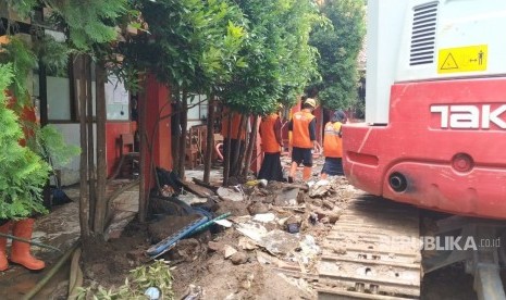 Kondisi terakhir SDN 106 Aji Tunggal Cijambe di Kelurahan Pasirendah, Kecamatan Ujung Berung, Kota Bandung, Selasa (2/4). Sekolah ini menjadi lokasi paling terdampak dari luapan air sungai Cicalobak pada Senin (1/4). 