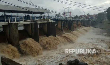 Kondisi terbaru Bendung Katulampa, Bogor. Tercatat, pada pukul 15.00 WIB, tinggi muka air mencapai 60 centimeter atau masuk dalam siaga IV.