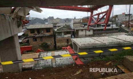 Kondisi terbaru jatuhnya bantalan rel di dekat lokasi LRT, Jakarta timur, Ahad (4/2).