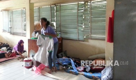 Kondisi terkini di Posko Pengungsian Banjir Kelurahan Cikeuting Udik, Kecamatan Bantar Gebang, Kota Bekasi. Hari Senin (20/11) ini adalah hari ke-delapan banjir merendami rumah mereka.