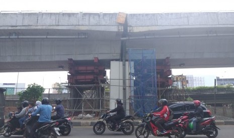 Kondisi terkini flyover Rawa Buaya, Jakarta Barat arah Kamal sedang dalam perbaikan pot bearing, Kamis pagi (27/12). 