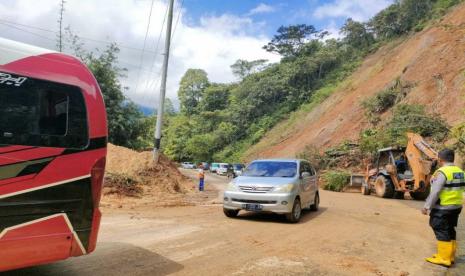 Kondisi terkini jalur Malalak Kabupaten Agam yang menjadi pilihan utama jalan lintas Sumbar-Riau setelah ruas jalan Silaing Lembah Anai terputus total karena longsor pada Sabtu (11/5). 