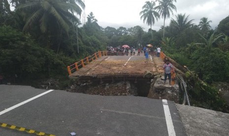 Kondisi terkini jembatan penghubung jalur utama Padang-Bukittinggi yang putus. Masyarakat, dibantu TNI, membangun jembatan sementara yang terbuat dari kayu dan bambu.