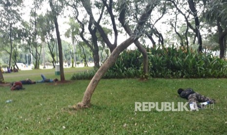 Puntung rokok berserakan di taman (ilustrasi)