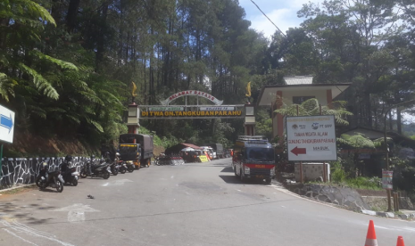 Kondisi terkini objek wisata Gunung Tangkuban Perahu yang lengang, Sabtu (28/7). Sejumlah petugas kepolisian menjaga jalur menuju kawah Gunung Tangkuban Perahu. 