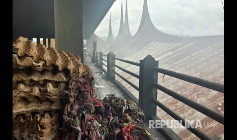 Kondisi terkini Pasar Aur Kuning di Bukittinggi, Sumatra Barat yang terbakar pada Jumat (17/11) pagi. Hingga pukul 11.00 WIB, masih muncul asap dari sisa kebakaran. 