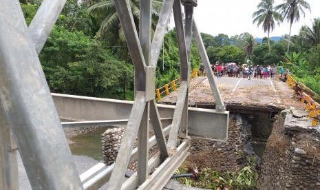 Kondisi terkini pembangunan jembatan penghubung jalur utama Padang-Bukittinggi yang putus, Rabu (12/12).