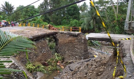 Kondisi terkini pembangunan jembatan penghubung jalur utama Padang-Bukittinggi yang putus, Rabu (12/12).