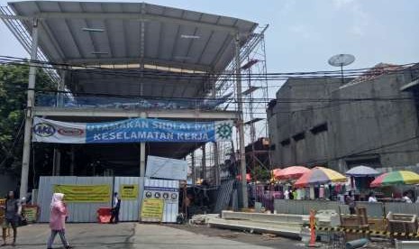 Kondisi terkini pembangunan skybridge Tanah Abang, Jakarta, Senin (8/10).