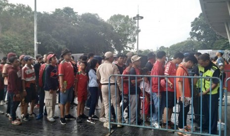 Kondisi terkini Stadion Utama Gelora Bung Karno, Jakarta, Rabu (10/7). Pihak keamanan tampak berjaga sebagai persiapan Persija Jakarta kontra Persib Bandung. 