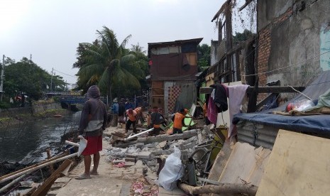 Kondisi terkini tanah ambles di bantaran Kali Ciliwung Kelurahan Ancol, Pademangan, Jakarta Utara pada Rabu (21/11).