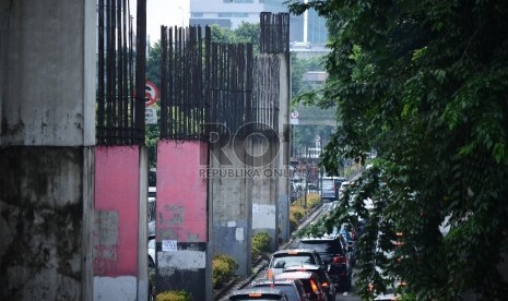 Kondisi tiang monorel yang mangkrak di Jalan H. Rasuna Said, Jakarta Selatan, Selasa (27/1).(Republika/Raisan Al Farisi)  