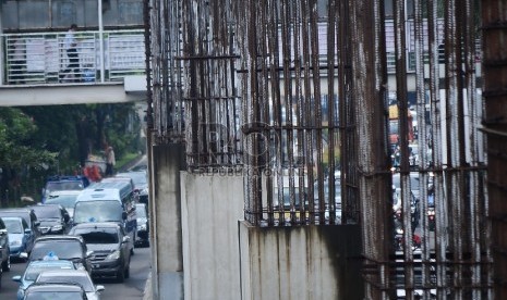 Kondisi tiang monorel yang mangkrak di Jalan H. Rasuna Said, Jakarta Selatan, Selasa (27/1).(Republika/Raisan Al Farisi)  