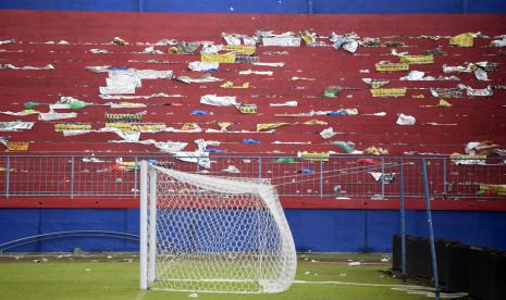 Kondisi tribun penonton Stadion Kanjuruhan usai kerusuhan terjadi di stadion itu, Malang, Jawa Timur, Ahad (2/10/2022). Sedikitnya 129 orang dilaporkan meninggal dunia dan 13 mobil rusak akibat kerusuhan tersebut. 