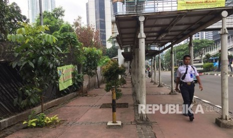 Kondisi trotoar Sudirman dan Bendungan Hilir, Jakarta Selatan, yang sudah bersih dari pedagang kaki lima (PKL), hanya terlihat tukang kopi keliling yang sedang berteduh, Kamis (1/3).