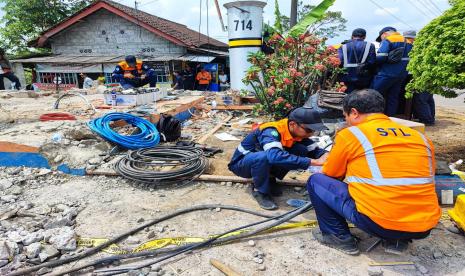 Kondisi truk yang mengalami rusak parah akibat ditabrak kereta api usai menerobos palang pintu kereta di perlintasan palang pintu Gubug Argosari, Sedayu, Kabupaten Bantul, Provinsi DIY, Rabu (25/9/2024)./