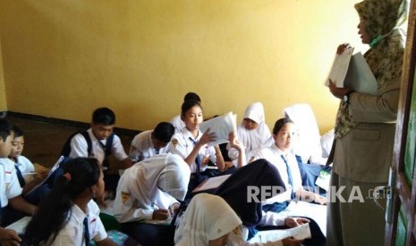 Kondisi UAS SMP 2 Pringkuku, Kabupaten Pacitan di rumah warga, Senin (4/12).