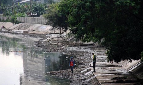   Kondisi Waduk Melati, Jakarta Pusat yang tampak dangkal terendap oleh lumpur dan sampah, Jumat (15/11).  (Republika/Yasin Habibi)