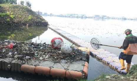 Kondisi waduk Pluit, Kelurahan Pluit, Kecamatan Penjaringan, Jakarta Utara, Rabu (12/6).