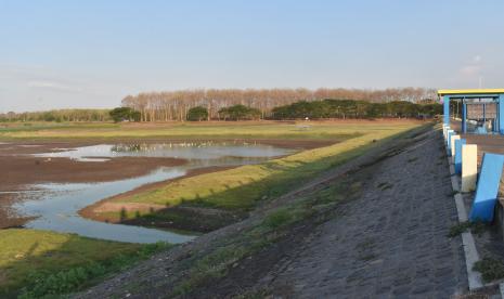 Kondisi Waduk Saradan yang mengering di Kabupaten Madiun, Jawa Timur. BPBD Jatim sebut 9 Kabupaten/Kota siaga darurat kekeringan dan kebakaran hutan.