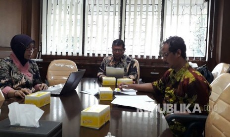 KonfereKonferensi pers pemilihan rektor dan wakil rektor Universitas Islam Indonesia periode 2018-2022, Jum'at (23/2).  Konferensi pers dihadiri Ketua 1 Panitia Syamsudin (tengah), Ketua 2 Edy Widodo dan Sekretaris Siti Anisah.nsi pers pemilihan rektor dan wakil rektor Universitas Islam Indonesia periode