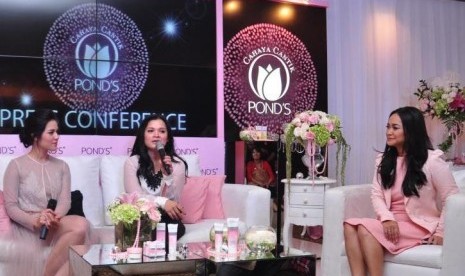 Konferensi Media ‘Pancarkanlah Transformasi Kecantikanmu Bersama Pond’s White Beauty’ yang diselenggarakan di Hotel Mulia, Ruang Casablanca, pada tanggal 5 Februari 2015.