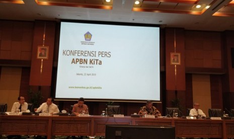 Konferensi pers APBN KiTa di Kantor Kementerian Keuangan, Jakarta, Senin (22/4). 