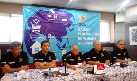 Konferensi pers Badan Perlindungan Konsumen Nasional (BPKN) di Jakarta, Senin (17/12). 