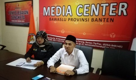 Konferensi Pers Bawaslu Provinsi Banten setelah pelaksanaan Pemilu Serentak yang digelar hari ini. Bawaslu temukan 380 TPS melakukan pelanggaran. Rabu, (17/4).