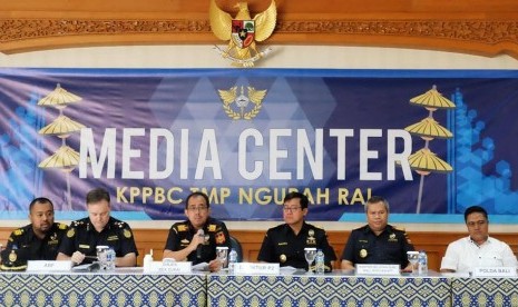 Konferensi pers Bea Cukai Ngurah Rai terkait enam paket kiriman Korea Selatan berisi pil mengandung Pseudoephedrine, Senin (16/7).